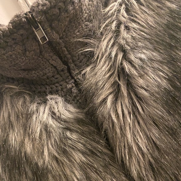 Faux Fur Vest with Zipper - Picture 3 of 3